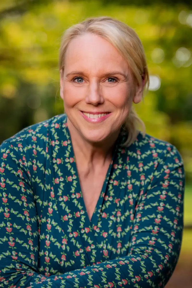 Porträt Beate Selbach im Garten