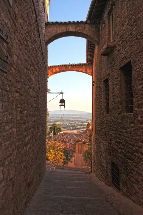 Gasse in einer umbrischen Altstadt mit Steinbogen